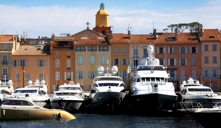 Nova Drivers VTC Saint-Tropez : transferts aéroport, soirées privées, hôtels et plages. Réservez votre chauffeur privé haut de gamme 24h/24.
